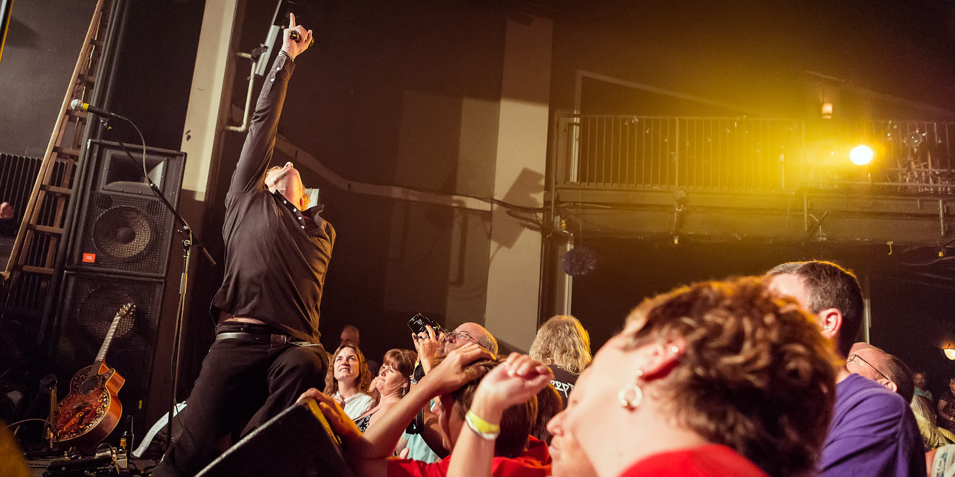 Sidewinder: Vocalist Chuck Dowless captures the crowd.