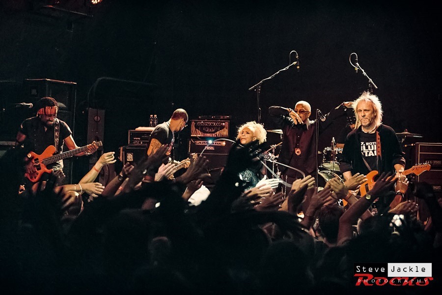 Doing the wave with Mother's Finest band